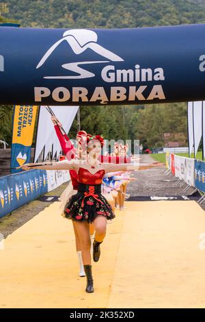 Porabka, Bielsko, Polen, 24. September 2022: Drei-Seen-Marathon-Festival. Fest an der Ziellinie des Marathons. Majorette und Läufer Stockfoto