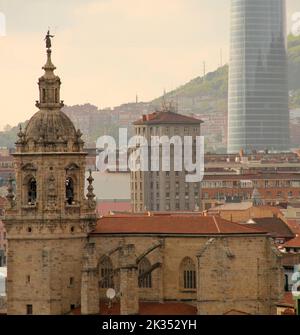 Ein Blick aus der Vogelperspektive auf die historischen Steinhäuser in Bilbao, Spanien Stockfoto