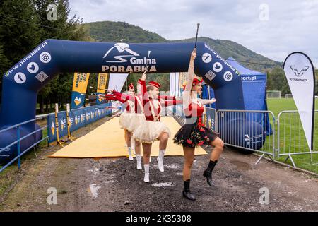 Porabka, Bielsko, Polen, 24. September 2022: Drei-Seen-Marathon-Festival. Fest an der Ziellinie des Marathons. Majorette und Läufer Stockfoto