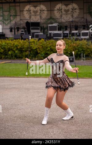 Porabka, Bielsko, Polen, 24. September 2022: Drei-Seen-Marathon-Festival. Fest an der Ziellinie des Marathons. Majorette und Läufer Stockfoto