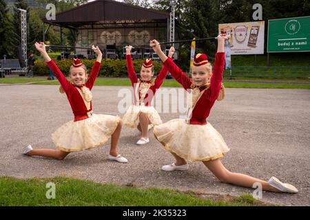 Porabka, Bielsko, Polen, 24. September 2022: Drei-Seen-Marathon-Festival. Fest an der Ziellinie des Marathons. Majorette und Läufer Stockfoto