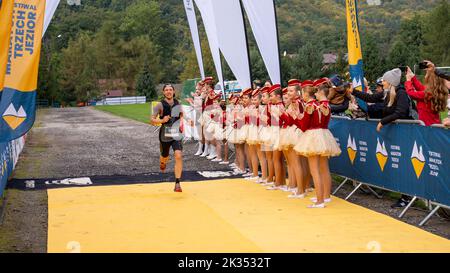 Porabka, Bielsko, Polen, 24. September 2022: Drei-Seen-Marathon-Festival. Fest an der Ziellinie des Marathons. Majorette und Läufer Stockfoto