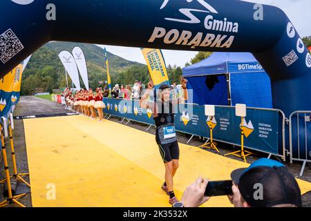 Porabka, Bielsko, Polen, 24. September 2022: Drei-Seen-Marathon-Festival. Fest an der Ziellinie des Marathons. Majorette und Läufer Stockfoto