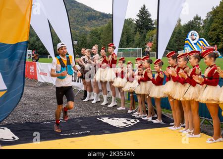 Porabka, Bielsko, Polen, 24. September 2022: Drei-Seen-Marathon-Festival. Fest an der Ziellinie des Marathons. Majorette und Läufer Stockfoto