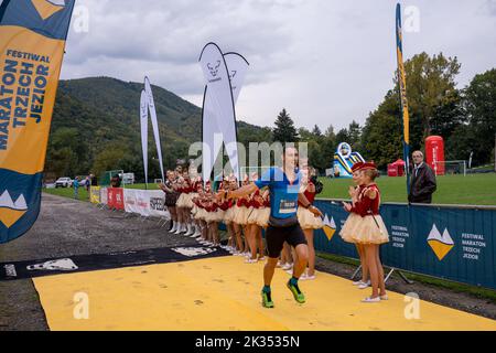 Porabka, Bielsko, Polen, 24. September 2022: Drei-Seen-Marathon-Festival. Fest an der Ziellinie des Marathons. Majorette und Läufer Stockfoto