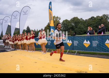 Porabka, Bielsko, Polen, 24. September 2022: Drei-Seen-Marathon-Festival. Fest an der Ziellinie des Marathons. Majorette und Läufer Stockfoto