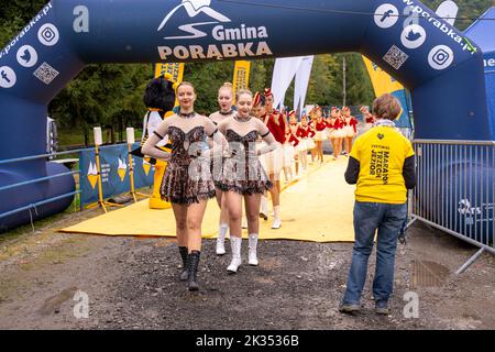 Porabka, Bielsko, Polen, 24. September 2022: Drei-Seen-Marathon-Festival. Fest an der Ziellinie des Marathons. Majorette und Läufer Stockfoto