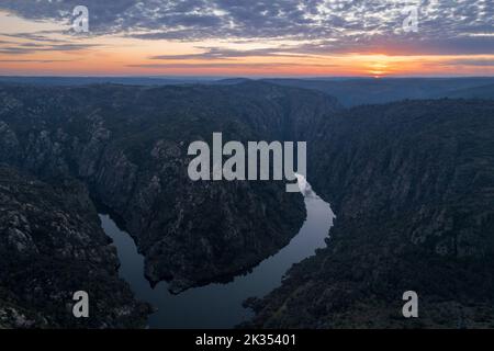 Atemberaubende Naturlandschaft mit Panoramablick auf den Douro River bei Sonnenuntergang. Vom Aussichtspunkt Fraga do Puio im Norden Portugals können wir die sehen Stockfoto