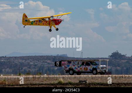 Kent Pietsch, der seinen Interstate Cadet pilotiert, führt Kunstflug während der 2022 Marine Corps Air Station Miramar Air Show im MCAS Miramar, San Diego, Kalifornien, am 23. September 2022 durch. Seit 1973 tritt Pietsch für Millionen von Menschen auf mehr als 400 Shows auf, die ihn zu hochwertigen Veranstaltungsorten in den Vereinigten Staaten geführt haben. Das Thema der MCAS Miramar Air Show 2022 „Marines Fight, Evolve and Win“ spiegelt die fortlaufenden Modernisierungsbemühungen des Marine Corps wider, um sich auf zukünftige Konflikte vorzubereiten. (USA Marine Corps Foto von Lance CPL. Zachary Larsen) Stockfoto