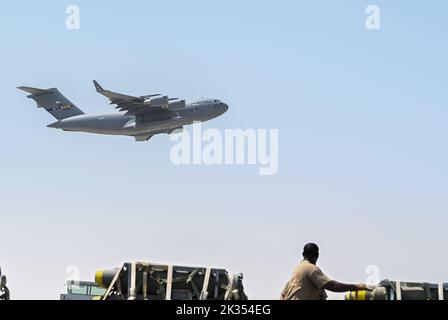 Die Flieger der Expeditionary Logistics Readiness Squadron 379. transportieren Munitionswaffen als C-17 Globemaster III-Flugzeuge bis zum 20. September 2022 auf der Al Udeid Air Base, Katar. Das Bodentransporterteam von 379. ERLS verlegte Munitionsmaterial aus dem Munitionslager in ein Einsatzgebiet, wo sie später auf eine C-17 verladen wurden. (USA Foto der Air National Guard von Meister Sgt. Michael J. Kelly) Stockfoto