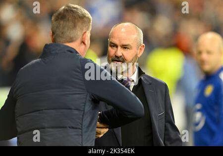 Glasgow, Schottland, 24.. September 2022. Steve Clarke, Coach von Schottland, und Stephen Kenny, Geschäftsführer von Irland, während des Spiels der UEFA Nations League im Hampden Park, Glasgow. Bildnachweis sollte lauten: Neil Hanna / Sportimage Stockfoto