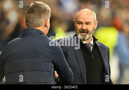 Glasgow, Schottland, 24.. September 2022. Steve Clarke, Coach von Schottland, und Stephen Kenny, Geschäftsführer von Irland, während des Spiels der UEFA Nations League im Hampden Park, Glasgow. Bildnachweis sollte lauten: Neil Hanna / Sportimage Stockfoto