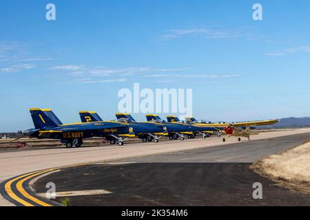 Kent Pietsch, der seinen Interstate Cadet pilotiert, führt Kunstflug während der 2022 Marine Corps Air Station Miramar Air Show im MCAS Miramar, San Diego, Kalifornien, am 24. September 2022 durch. Seit 1973 tritt Pietsch für Millionen von Menschen auf mehr als 400 Shows auf, die ihn zu hochwertigen Veranstaltungsorten in den Vereinigten Staaten geführt haben. Das Thema der MCAS Miramar Air Show 2022 „Marines Fight, Evolve and Win“ spiegelt die fortlaufenden Modernisierungsbemühungen des Marine Corps wider, um sich auf zukünftige Konflikte vorzubereiten. (USA Marine Corps Foto von Lance CPL. Bradley Ahrens) Stockfoto