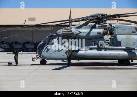 Ein CH-53E Superhengst bereitet sich vor der Demonstration der Marine Air-Ground Task Force der 2022 Marine Corps Air Station Miramar Air Show im MCAS Miramar, San Diego, Kalifornien, 22. September 2022 vor. Die MAGTF Demo zeigt den koordinierten Einsatz von Nahunterstützung, Artillerie- und Infanterieeinheiten und bietet eine visuelle Darstellung der Funktionsweise des Marine Corps. Das Thema der MCAS Miramar Air Show 2022 „Marines Fight, Evolve and Win“ spiegelt die fortlaufenden Modernisierungsbemühungen des Marine Corps wider, um sich auf zukünftige Konflikte vorzubereiten. (USA Marine Corps Foto von Lance CPL. Jackson Rush) Stockfoto