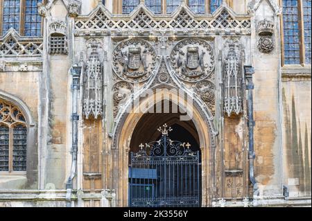 Kings College, Cambridge. Wappen von König Heinrich VII., Innensteinarbeiten am Westende der Kapelle, selektiver Fokus Stockfoto