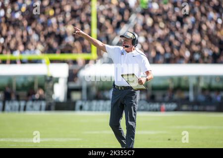 24. September 2022: UCF-Ritter-Cheftrainer Gus Malzahn trainiert vom Seitenlinie während des NCAA-Fußballspiels zwischen den Georgia Tech Yellow Jackets und den University of Central Florida Knights im FBC Mortgage Stadium Orlando, FL. Jonathan Huff/CSM. Stockfoto