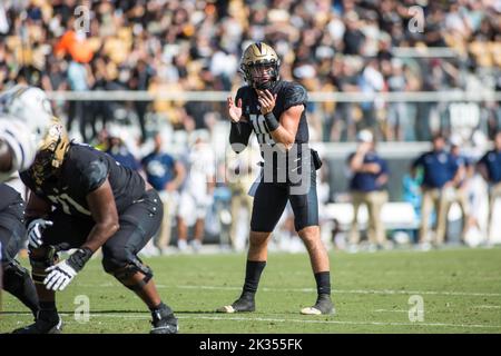 24. September 2022: UCF Knights Quarterback John Rhys Plumlee (10) nennt das Spiel während des NCAA-Fußballspiels zwischen den Georgia Tech Yellow Jackets und den University of Central Florida Knights im FBC Mortgage Stadium Orlando, FL. Jonathan Huff/CSM. Stockfoto