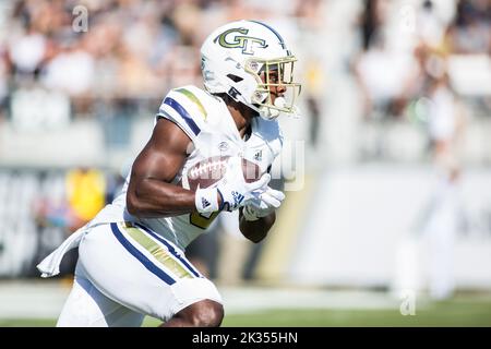 24. September 2022: UCF Knights Quarterback John Rhys Plumlee (10) nennt das Spiel während des NCAA-Fußballspiels zwischen den Georgia Tech Yellow Jackets und den University of Central Florida Knights im FBC Mortgage Stadium Orlando, FL. Jonathan Huff/CSM. Stockfoto