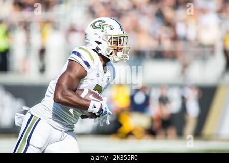 24. September 2022: UCF Knights Quarterback John Rhys Plumlee (10) nennt das Spiel während des NCAA-Fußballspiels zwischen den Georgia Tech Yellow Jackets und den University of Central Florida Knights im FBC Mortgage Stadium Orlando, FL. Jonathan Huff/CSM. Stockfoto