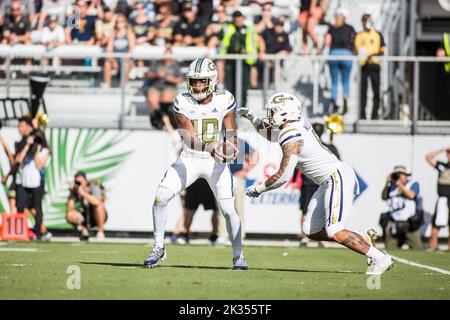 24. September 2022: Georgia Tech Yellow Jackets Quarterback Jeff Sims (10) übergibt den Ball während des NCAA-Fußballspiels zwischen den Georgia Tech Yellow Jackets und den University of Central Florida Knights im FBC Mortgage Stadium Orlando, FL. Jonathan Huff/CSM. Stockfoto