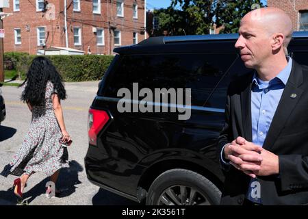 Philadelphia, Usa. 24. September 2022. Gisele Barreto Fetterman geht zum Auto, während ihr Mann John Fetterman, demokratischer Kandidat für den US-Senat, am 24. September 2022 an einer Wahlkampfveranstaltung im Nordwesten von Philadelphia, PA, USA, teilnimmt. Fetterman ist der demokratische Kandidat für den US-Senat und läuft gegen den republikanischen Kandidaten Dr. Mehmet Oz. Kredit: OOgImages/Alamy Live Nachrichten Stockfoto