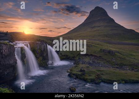 Kirkjufellfoss Wasserfall bei Sonnenuntergang mit Mount Kirkjufell im Hintergrund Stockfoto