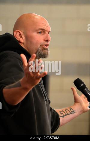 Philadelphia, Usa. 24. September 2022. John Fetterman, demokratischer Senator-Kandidat, spricht am 24. September 2022 vor 600 Teilnehmern auf der Bühne während einer Kampagnenveranstaltung mit dem Kongressabgeordneten Dwight Evans in Philadelphia, PA, USA. Fetterman ist der demokratische Kandidat für den US-Senat und läuft gegen den republikanischen Kandidaten Dr. Mehmet Oz. Kredit: OOgImages/Alamy Live Nachrichten Stockfoto