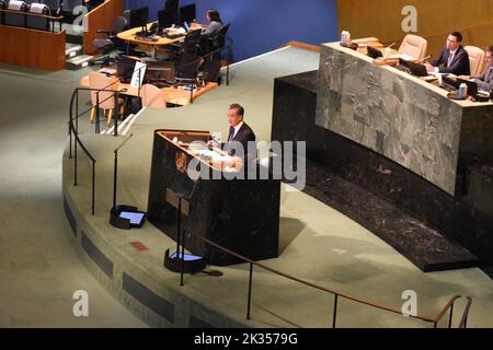 New York, Usa. 24. September 2022. Der chinesische Staatsrat und Außenminister Wang Yi spricht auf der UN-Generalversammlung 77.. (Foto von Ryan Rahman/Pacific Press) Quelle: Pacific Press Media Production Corp./Alamy Live News Stockfoto