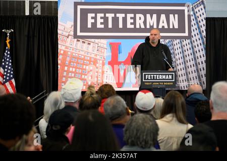 Philadelphia, Usa. 24. September 2022. John Fetterman, demokratischer Senator-Kandidat, spricht am 24. September 2022 vor 600 Teilnehmern auf der Bühne während einer Kampagnenveranstaltung mit dem Kongressabgeordneten Dwight Evans in Philadelphia, PA, USA. Fetterman ist der demokratische Kandidat für den US-Senat und läuft gegen den republikanischen Kandidaten Dr. Mehmet Oz. Kredit: OOgImages/Alamy Live Nachrichten Stockfoto