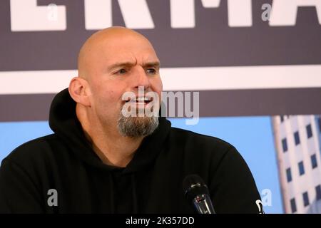 Philadelphia, Usa. 24. September 2022. John Fetterman, demokratischer Senator-Kandidat, spricht am 24. September 2022 vor 600 Teilnehmern auf der Bühne während einer Kampagnenveranstaltung mit dem Kongressabgeordneten Dwight Evans in Philadelphia, PA, USA. Fetterman ist der demokratische Kandidat für den US-Senat und läuft gegen den republikanischen Kandidaten Dr. Mehmet Oz. Kredit: OOgImages/Alamy Live Nachrichten Stockfoto