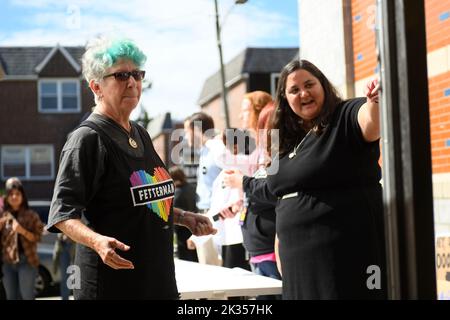 Philadelphia, Usa. 24. September 2022. Pennsylvania LT. Gouverneur John Fetterman, demokratischer Kandidat für Senator, veranstaltet am 24. September 2022 eine Wahlkampfveranstaltung mit dem Kongressabgeordneten Dwight Evans in Philadelphia, PA, USA. Fetterman ist der demokratische Kandidat für den US-Senat und läuft gegen den republikanischen Kandidaten Dr. Mehmet Oz. Kredit: OOgImages/Alamy Live Nachrichten Stockfoto