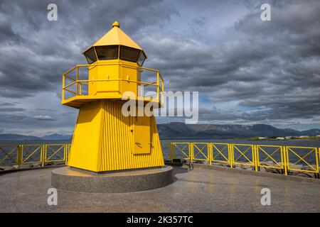 Gelber Leuchtturm in der Stadt Reykjavik in Island Stockfoto