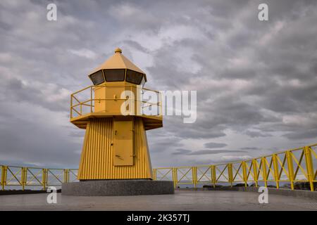 Gelber Leuchtturm in der Stadt Reykjavik in Island Stockfoto