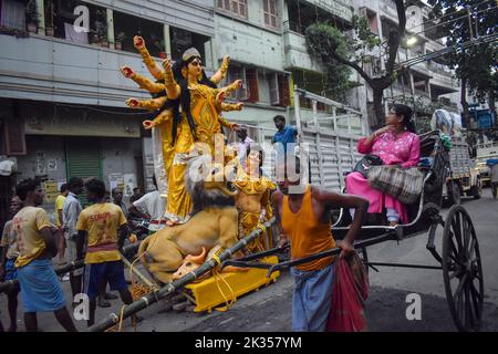 Kalkutta, Indien. 24. September 2022. Arbeiter, die Idole von Durga laden, um sie auf einem Lastwagen zu einem Pandal oder einer temporären Plattform für das bevorstehende Festival von Durga Puja in Kalkutta zu transportieren. (Foto von Sudipta das/Pacific Press) Quelle: Pacific Press Media Production Corp./Alamy Live News Stockfoto