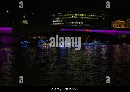 London, Großbritannien. 24.. September 2022. Eine schillernde Flottille, die die Themse entlang segelt, um dem Tod Ihrer Majestät Königin Elizabeth II. Und dem Beitritt von König Charles III. Zu Tribut zu zollen Quelle: Stuart Robertson/Alamy Live News. Stockfoto