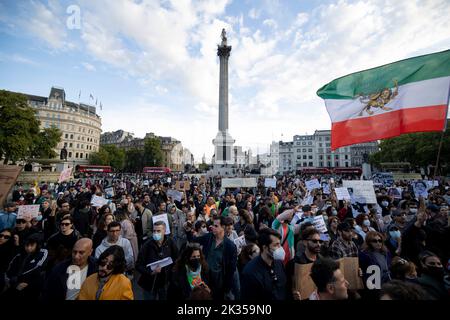 London, Großbritannien. 24. September 2022. Demonstranten sahen sich am Trafalgar Square versammeln. Iraner und Feministinnen versammelten sich, um gegen die iranische Regierung in Bezug auf den jüngsten Tod von Mahsa Amini zu protestieren, einer 22-jährigen Frau, die verdächtigt wurde, von der iranischen Moralpolizei zu Tode gefoltert zu werden, weil sie ihren Hijab nicht richtig trug. Kredit: SOPA Images Limited/Alamy Live Nachrichten Stockfoto