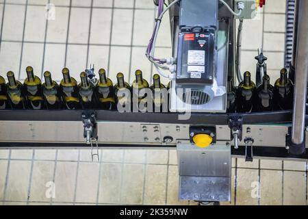 Abfüllung und Versiegelung der Produktionslinie für Weinförderer in einem modernen Weingut Stockfoto