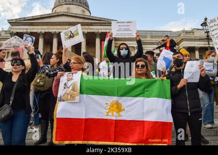 London, Großbritannien. 24. September 2022. Tausende Iraner und andere Demonstranten versammelten sich auf dem Trafalgar Square als Reaktion auf den Tod von Mahsa Amini, der in Polizeigewahrsam im Iran starb, nachdem er festgenommen wurde, weil er angeblich in der Öffentlichkeit kein Kopftuch (Hijab) „ordnungsgemäß“ trug. Kredit: Vuk Valcic/Alamy Live Nachrichten Stockfoto