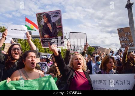 London, Großbritannien. 24. September 2022. Tausende Iraner und andere Demonstranten versammelten sich auf dem Trafalgar Square als Reaktion auf den Tod von Mahsa Amini, der in Polizeigewahrsam im Iran starb, nachdem er festgenommen wurde, weil er angeblich in der Öffentlichkeit kein Kopftuch (Hijab) „ordnungsgemäß“ trug. Kredit: Vuk Valcic/Alamy Live Nachrichten Stockfoto