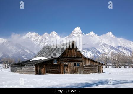 WY05068-00..... WYOMING - Scheune im Mormon Row Historic District mit der Teton Range im Winter, Grand Teton National Park. Stockfoto