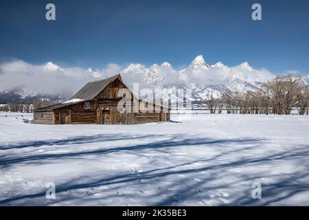 WY05069-00..... WYOMING - Scheune mit der Teton Range. Gelegen an der Mormon Row Historic District im Grand Teton National Park. Stockfoto