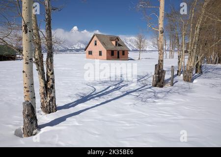 WY05070-00..... WYOMING - Haus mit der Teton Range. Gelegen an der Mormon Row Historic District im Grand Teton National Park. Stockfoto