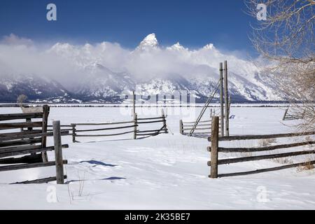 WY05071-00..... WYOMING - Haus mit der Teton Range. Gelegen an der Mormon Row Historic District im Grand Teton National Park. Stockfoto