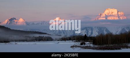 WY05074-00..... WYOMING - Blick auf die Teton Range im Winter vom Oxbow Bend des Snake River im Grand Teton National Park. Stockfoto