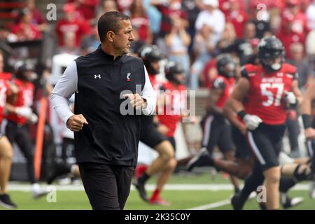 Cincinnati, Ohio, USA. 24. September 2022. Cincinnati Bearcats Trainer Luke Fickell während eines NCAA-Fußballspiels zwischen den Cincinnati Bearcats und den Indiana Hoosiers im Nippert Stadium in Cincinnati, Ohio. Kevin Schultz/CSM/Alamy Live News Stockfoto