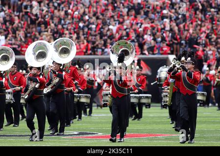 Cincinnati, Ohio, USA. 24. September 2022. Die Cincinnati Bearcats Band spielt vor einem NCAA-Fußballspiel zwischen den Cincinnati Bearcats und den Indiana Hoosiers im Nippert Stadium in Cincinnati, Ohio. Kevin Schultz/CSM/Alamy Live News Stockfoto