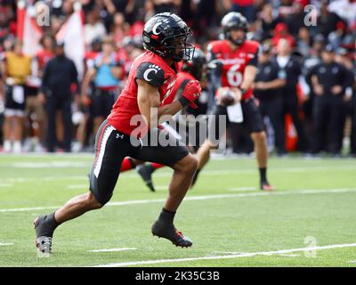 Cincinnati, Ohio, USA. 24. September 2022. Cincinnati Bearcats WR Tyler Scott während eines NCAA-Fußballspiels zwischen den Cincinnati Bearcats und den Indiana Hoosiers im Nippert Stadium in Cincinnati, Ohio. Kevin Schultz/CSM/Alamy Live News Stockfoto