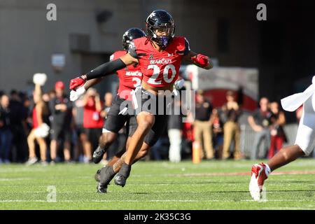 Cincinnati, Ohio, USA. 24. September 2022. Cincinnati Bearcats LB Deshawn Tempo während eines NCAA Fußballspiels zwischen den Cincinnati Bearcats und den Indiana Hoosiers im Nippert Stadium in Cincinnati, Ohio. Kevin Schultz/CSM/Alamy Live News Stockfoto