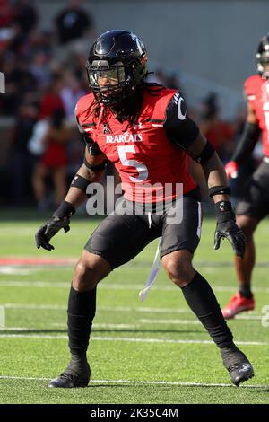 Cincinnati, Ohio, USA. 24. September 2022. Cincinnati Bearcats S Ja'Quan Sheppard während eines NCAA-Fußballspiels zwischen den Cincinnati Bearcats und den Indiana Hoosiers im Nippert Stadium in Cincinnati, Ohio. Kevin Schultz/CSM/Alamy Live News Stockfoto