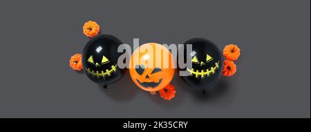 Lustige Halloween Ballons und Kürbisse auf dunklem Hintergrund Stockfoto